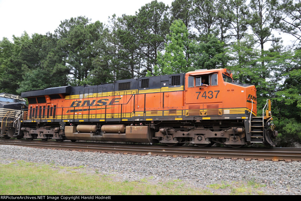 BNSF 7437 leads NS train 350 northbound